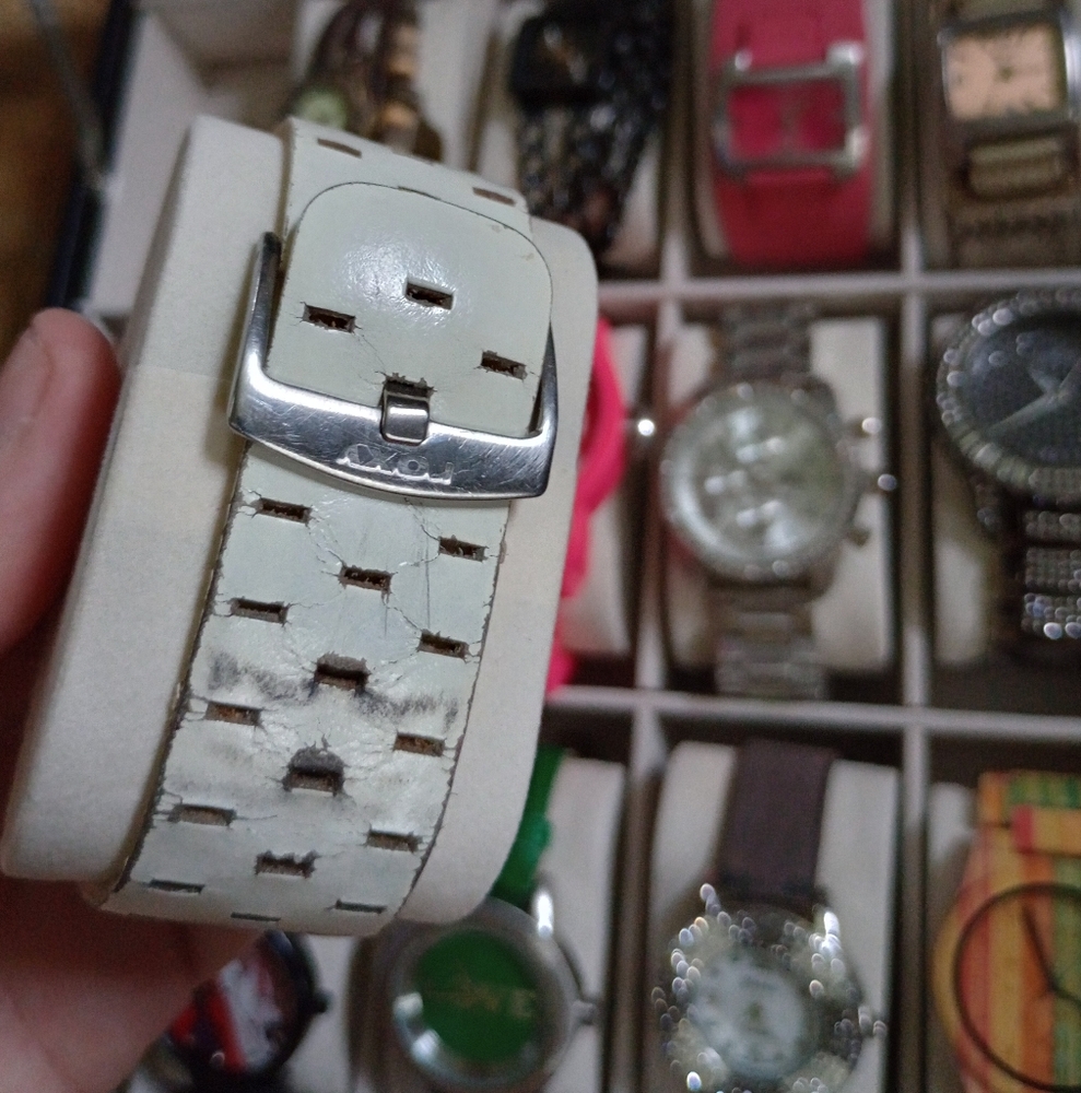 Y2K Roxy Leather Strap Watch - Picture 3 of 4